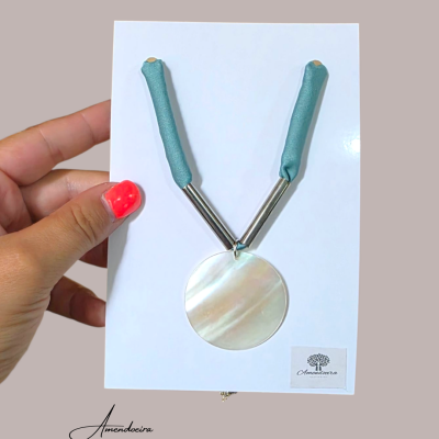 Colar com cordão azul-turquesa e pendente redondo perolado