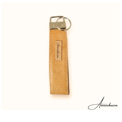 Chaveiro de couro castanho claro com argola metálica