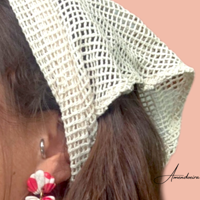Faixa de cabelo em malha branca com brinco pendente vermelho e branco