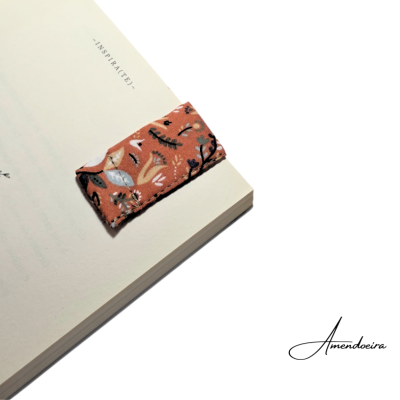 Marcador de páginas de tecido floral sobre página de livro