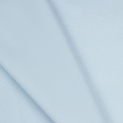 Tecido azul claro liso com textura fina dobrado