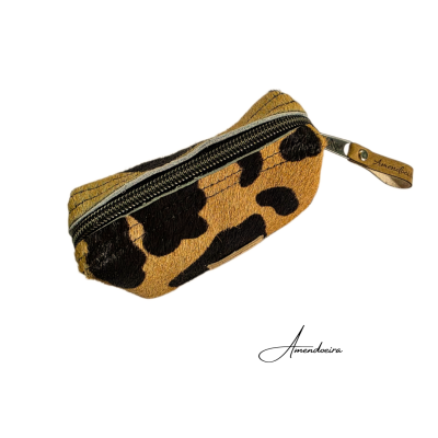Estojo com padrão animal print e fecho de correr