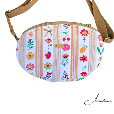 Bolsa tiracolo com padrão floral e frutas coloridas