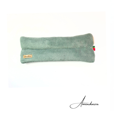 Travesseiro retangular verde com etiqueta Amendoeira e bandeira italiana