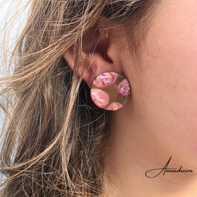 Brinco redondo com padrão de círculos cor-de-rosa e fundo castanho