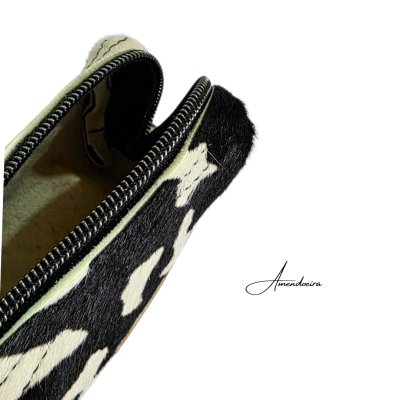 Carteira pequena em padrão pele de vaca com fecho de correr preto