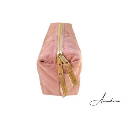 Estojo retangular rosa em veludo com fecho dourado e puxadores de couro gravados.