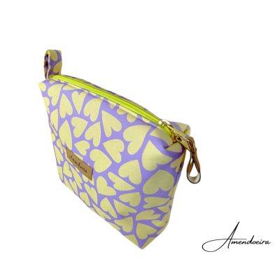 Necessaire estampada com corações amarelos em fundo lilás com fecho verde