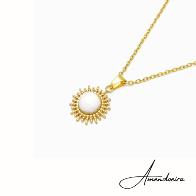 Colar dourado com pendente redondo em pedra branca e detalhes em formato de sol