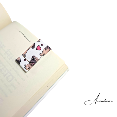 Marcador de livros em tecido estampado de cães pug e corações.