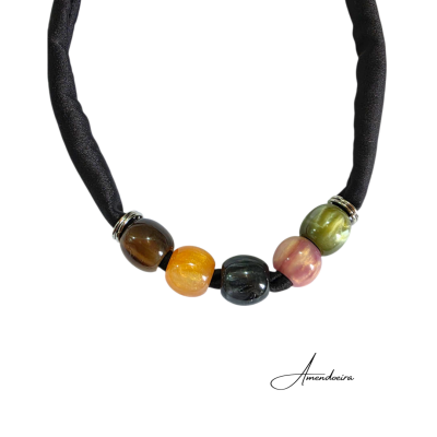 Colar com contas coloridas e corda preta