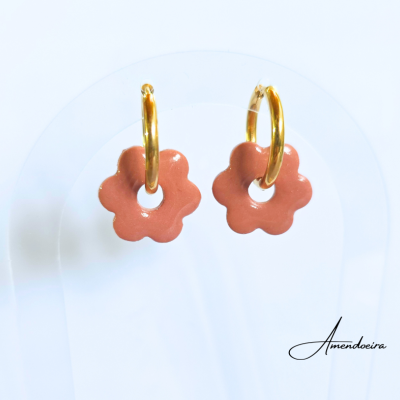 Brincos com flores cor de salmão e argolas douradas