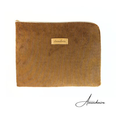 Necessaire castanha com riscas verticais e etiqueta Amendoeira