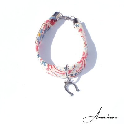 Pulseira de tecido floral com pendente de ferradura prateada