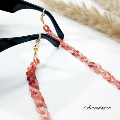 Corrente de óculos acrílica cor amêndoa com fechos dourados e óculos armação preta