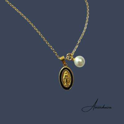 Colar dourado com pendente oval preto e pérola branca