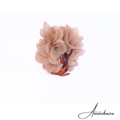 Presilha de cabelo em forma de flor bege com base castanha de padrão tartaruga