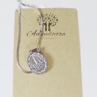 Corrente com pendente prateado sobre cartão com logótipo Amendoeira Acessórios