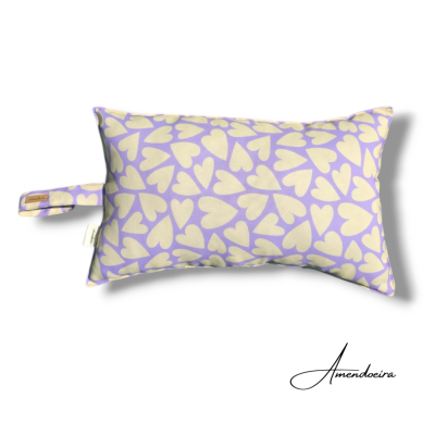 Almofada retangular lilás com corações brancos e alça lateral