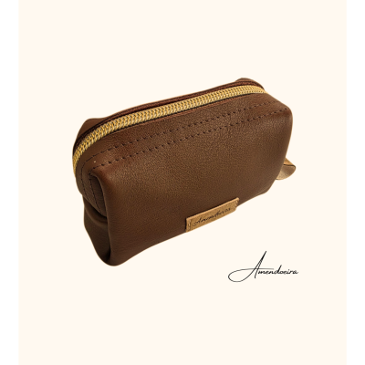 Bolsa pequena castanha em pele com fecho de correr dourado