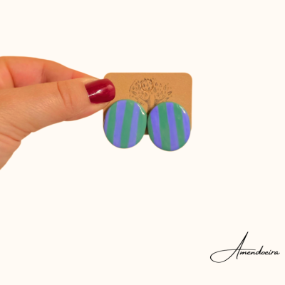 Brincos redondos verdes e lilás em cartão castanho com desenho de árvore