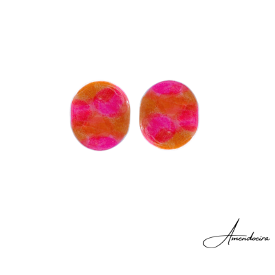 Brincos redondos laranja e rosa com assinatura Amendoeira