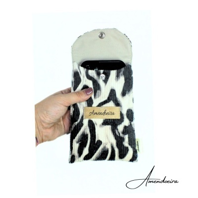 Estojo pequeno para telemóvel com padrão animal preto e branco e fecho de botão.