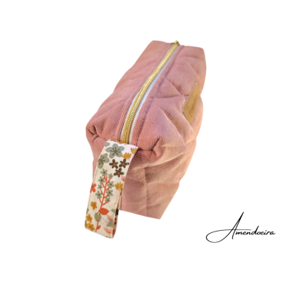 Estojo rosa com fecho de correr dourado e alça floral