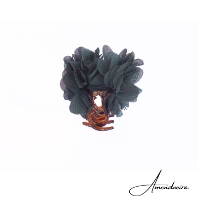 Pinça de cabelo com flores de tecido preto e estrutura castanho translúcido