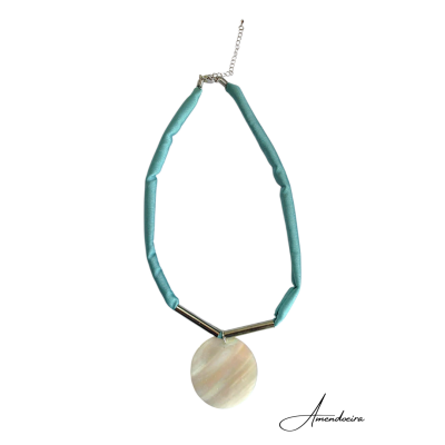 Colar com tecido azul turquesa e pendente redondo madrepérola
