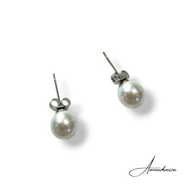 Brincos de pérola com fecho metálico e assinatura Amendoeira