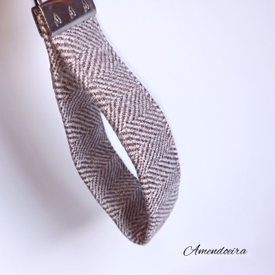 Correia têxtil castanha e bege com extremidade em couro e rebites