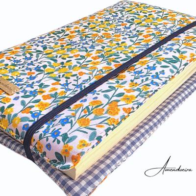 Capa de tecido floral para livro com fecho elástico preto e etiqueta de couro