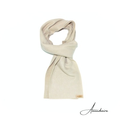 Lenço beige claro dobrado em fundo branco