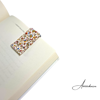 Marcador de livro tecido floral em livro aberto