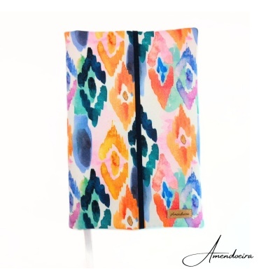 Capa para livro colorida com padrão geométrico e fecho de correr