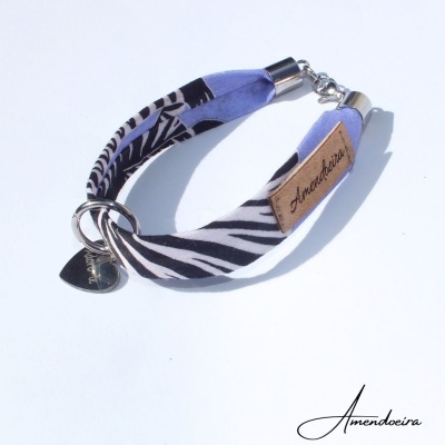 Pulseira tecido padrão zebra preto e branco com azul, fecho metálico prateado, etiqueta Amendoeira, pendente coração metálico