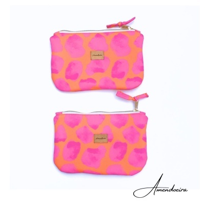 Duas bolsas pequenas retangulares rosa com manchas cor-de-rosa e etiqueta Amendoeira