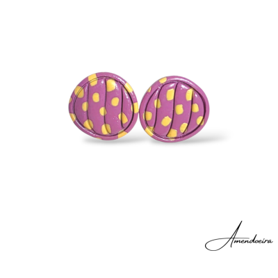 Brincos circulares castanhos com manchas amarelas e relevo