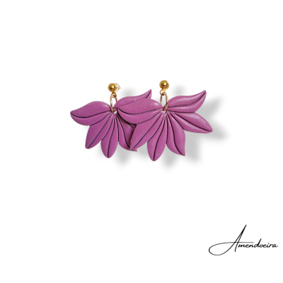 Brincos rosa em forma de folha com presilhas douradas