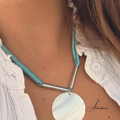 Colar com pendente circular madre-pérola e cordão azul esverdeado com detalhes metálicos