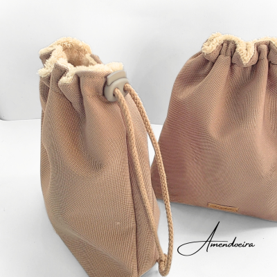 Dois sacos de tecido castanho com fecho de cordão e interior peludo