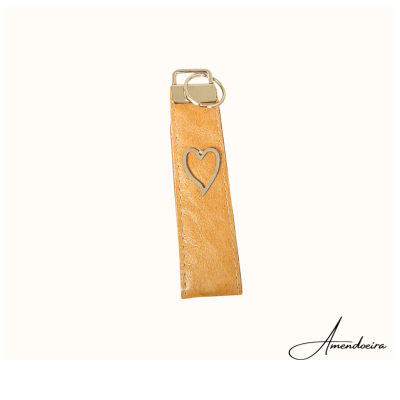 Porta-chaves castanho em pele com detalhe de coração em metal