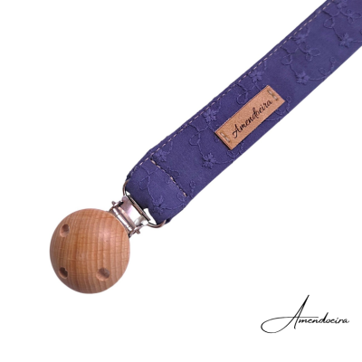 Clipe para chucha madeira e tecido roxo floral com etiqueta Amendoeira