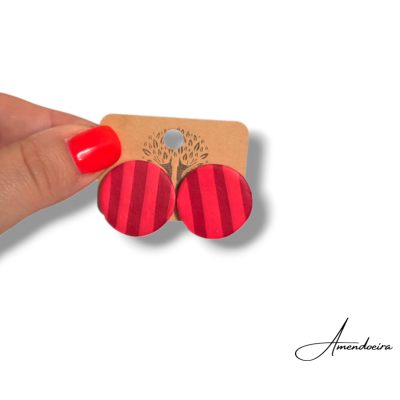 Brincos redondos de madeira vermelhos às riscas