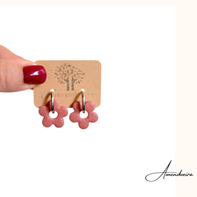 Brincos flor cor rosa em cartão Amendoeira