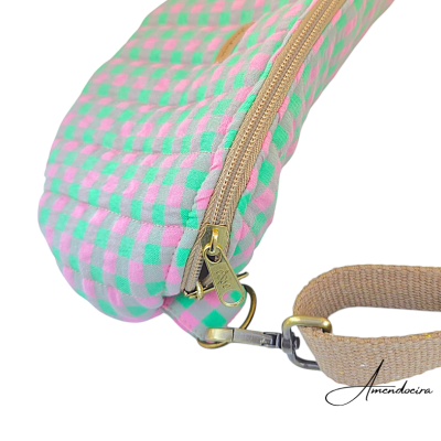 Bolsa acolchoada xadrez verde e rosa com fecho dourado e alça bege.