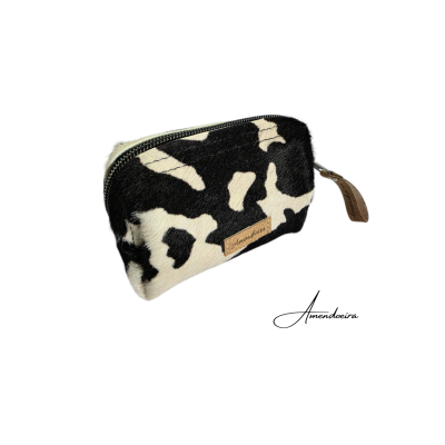Necessaire pequena com padrão pele de vaca preto e branco e fecho de correr