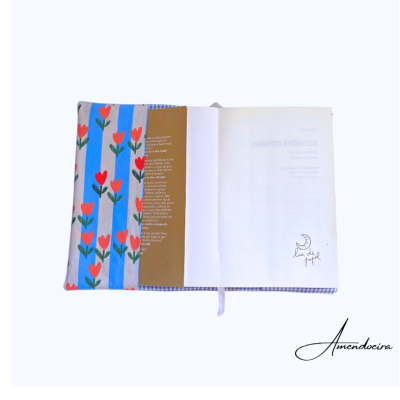 Capa de livro em tecido com flores vermelhas e riscas azuis