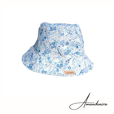Chapéu bucket azul e branco com padrão floral e etiqueta Amendoeira